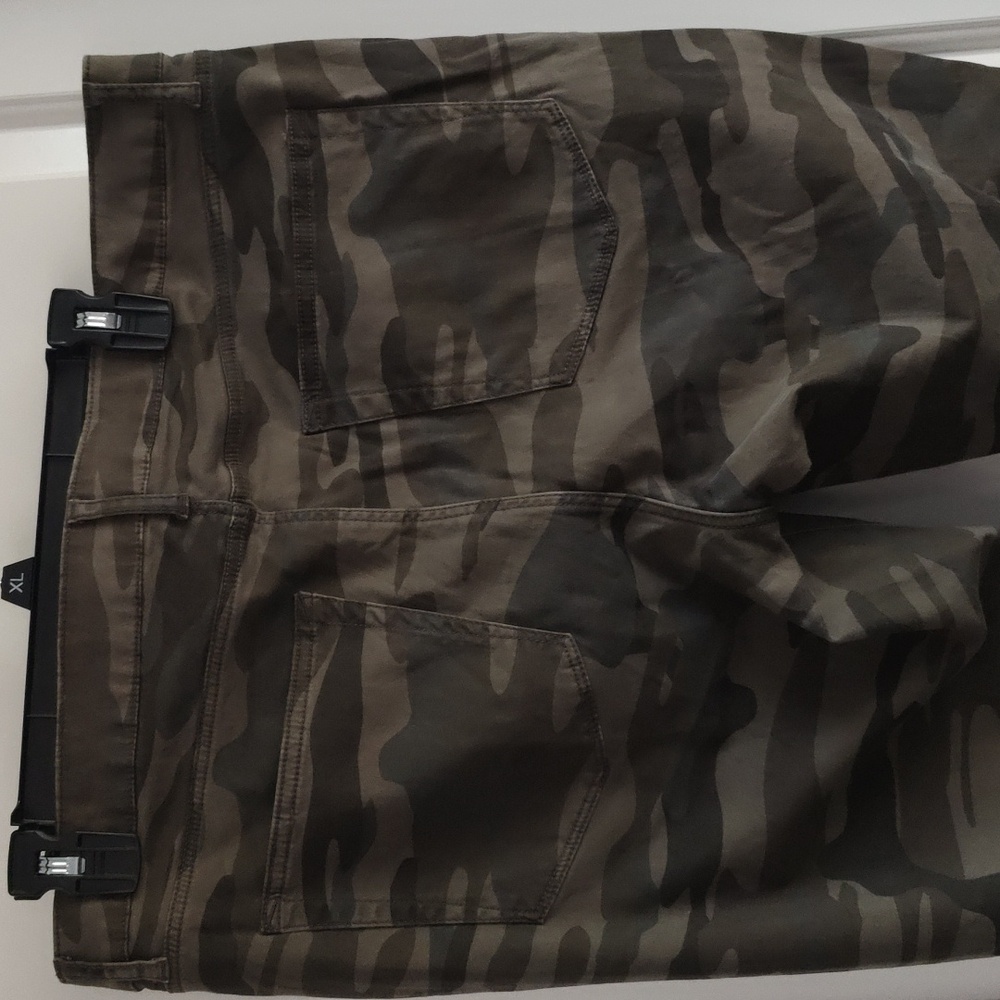 A.n.a camouflage skinny stretchy pants NWOT - Picture 4 of 4